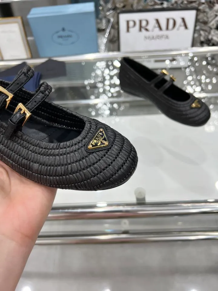 👟👟Ex-factory price 660👟👟 25ss ❤❤PRADA new summer espadrille shoes PRAD summer limited Prada espadrille shoes This time, the ballet shoe silhouette reinterprets the classic from a new seasonal perspective. Prada's summer style reflects the brand's ever-evolving aesthetic 🔥 Softly deconstructed flat silhouettes 🔥 Rooted in a new concept of formal style. 🔥Female elements are reinterpreted with a light attitude, and natural materials enhance the seasonal atmosphere. 🔥Add texture and lazy elegance. The entire pair of shoes has 3888 holes with intricate workmanship. The imported raffia is all hand-woven. The original version is made 1:1. Sizes 35-41 (no rush orders!!!)
